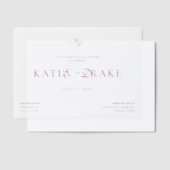 Minimal Monogram Deep Burgundy Script Wedding Vellum Uitnodigingen (Offset)
