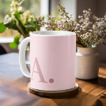 Minimal Ontwerp met Reusachtig Modern Monogram-Roo Koffiemok<br><div class="desc">Neutrale roze en roos kleuren met een modern serif lettertype voor uw monogram of andere tekst. De achtergrondkleur en de tekst kunnen worden gewijzigd als u op het geavanceerde kleurgebied klikt. Als uw onderdeel nog moet worden aangepast, klikt u op deze knop aanpassen. Dit brengt u naar een ontwerpgebied waar...</div>
