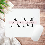 Minimal Pastel Roze Initiaal & Naam Gepersonalisee Muismat<br><div class="desc">Voeg een vleugje elegantie toe aan uw werkruimte met dit minimale pastelroze gepersonaliseerde muismatje. Met een aangepast monogram met uw initiaal en naam, verbetert dit strakke en moderne ontwerp zowel stijl als functie. De zachte pastelroze kleur zorgt voor een kalmerende sfeer op uw bureau en biedt tegelijkertijd een glad oppervlak...</div>