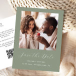 Minimal Photo Sage Green QR Code Opslaan van de da Aankondigingskaart<br><div class="desc">Dit eenvoudige, minimalistische Save the Date-briefkaart heeft een vierkante foto boven de woorden "Save the Date" in een elegant wit handschrift, gevolgd door de namen van het paar, de trouwdatum en de stad in sans serif-lettertype op een salie groene achtergrond. Voeg een meer gedetailleerd bericht toe met aanvullende informatie op...</div>