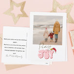 Minimal Retro Roze 1 Foto Vrede vreugde Kerstmis Feestdagenkaart<br><div class="desc">Dit feestelijke Peace and Joy ontwerp is gemaakt met behulp van een leuk modern script lettertype en mijn hand geletterde bloklettertype in een retro-stijl in retro roze en rood afgewerkt met mijn hand geschilderde kerstmuts met hulst en bessen om je familiefoto te laten schitteren als de ster. Voeg uw familienaam...</div>