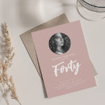 Minimal Script Photo 40th Birthday Dusty Roos Kaart<br><div class="desc">Een elegant "40th Birthday" feestuitnodigingsontwerp met gepersonaliseerde foto,  moderne typografie en aangepaste tekst.</div>
