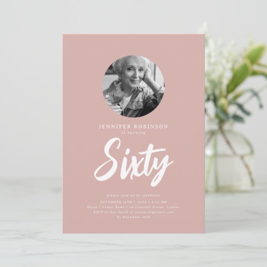 Minimal Script Photo 60th Birthday Dusty Roos Kaart (Staand voorkant)