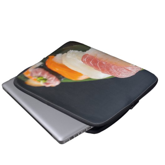 Minimal Sushi Elegance – Laptop Sleeve by SUSHIMI (Voorkant onderkant)