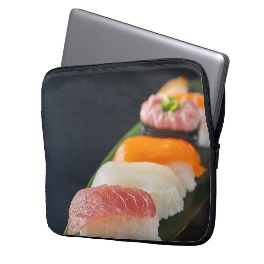 Minimal Sushi Elegance – Laptop Sleeve by SUSHIMI (Voorkant Links)