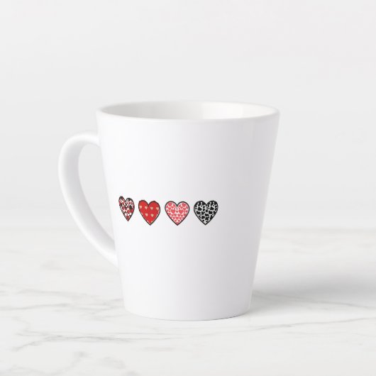 minimal valentine hearts / “cute love pattern” latte mok (Linkerhoek)