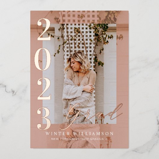 Minimale 2022 afstudeerfeest script roze overlay f folie uitnodiging (Voorkant)