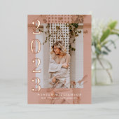 Minimale 2022 afstudeerfeest script roze overlay f folie uitnodiging (Staand Voorkant)