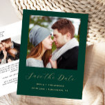 Minimale 2-foto Emerald Green Gold Save the Date Aankondigingskaart<br><div class="desc">Dit eenvoudige, minimalistische Save the Date-briefkaart heeft een vierkante foto boven de woorden "Save the Date" in een elegant goudkleurig handschrift, gevolgd door de namen van het paar, de trouwdatum en de stad in sans serif-lettertype op een smaragdgroene achtergrond. Voeg een tweede, horizontale foto en een meer gedetailleerd bericht met...</div>