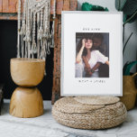 Minimale aangepaste fototekst poster<br><div class="desc">Minimalistisch Poster met een aangepast tekstpaar voor foto's met een groot witruimte-lijst, een paar-/newlyweds-naam en een verloving-jaar in een modern en eenvoudig sans serif-lettertype en een persoonlijke foto. Creëer een perfecte bruiloft, verloving- en home warming party-cadeautjes voor koppels, nieuwigheden, vrijgezellenfeest, gebruik het als een keepasje en geniet van de herinneringen...</div>