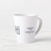 Minimale aangepaste naam en minimalistisch monogra latte mok (Rechterhoek)