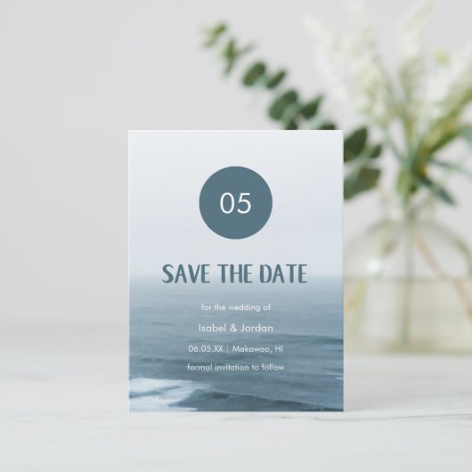 Minimale Art Waves Beach Weddenschap Save the Date Aankondigingskaart (Staand voorkant)