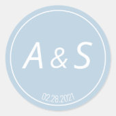 Minimale Baby Blue White Initialen Datum huwelijk Ronde Sticker (Voorkant)