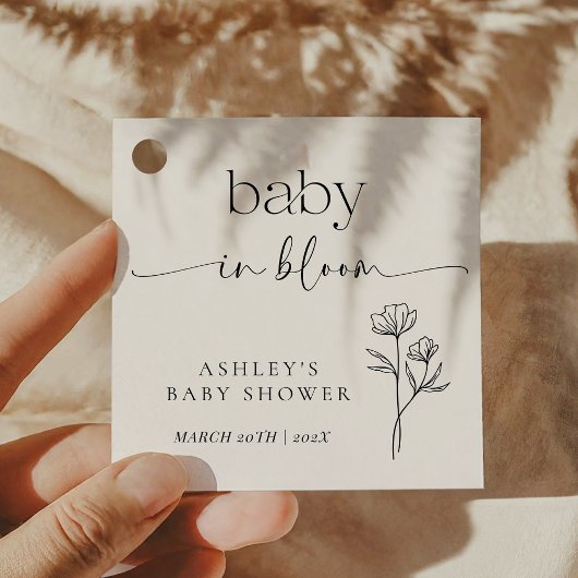 Minimale baby shower uitnodiging met wilde bloemen bedankjes labels