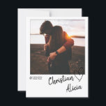 Minimale bewaarder de Datum Fotokaart Save The Date<br><div class="desc">Mooie minimale bruiloft bespaart de datumkaart met foto en moderne kalligrafische typografie. U kunt om het even welk stuk van tekst gemakkelijk veranderen en de foto vervangen. Als u doopvonten,  kleuren of een ander ontwerpelement wilt veranderen,  te klikken gelieve om "verder aan te passen".</div>