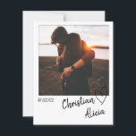 Minimale bewaarder de Datum Fotokaart Save The Date<br><div class="desc">Mooie minimale bruiloft bespaart de datumkaart met foto en moderne kalligrafische typografie. U kunt om het even welk stuk van tekst gemakkelijk veranderen en de foto vervangen. Als u doopvonten,  kleuren of een ander ontwerpelement wilt veranderen,  te klikken gelieve om "verder aan te passen".</div>