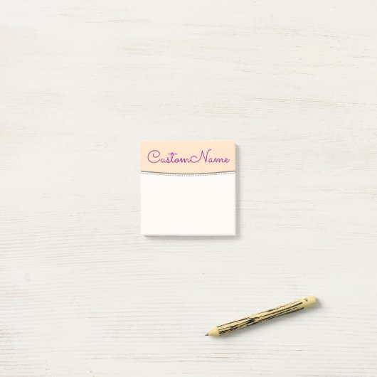 Minimale Bisque achtergrond en donkere magenta naa Post-it® Notes (Op bureau)