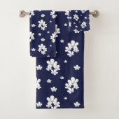 Minimale blauw blauw bloempatroon met weinig witte bad handdoek (Insitu)