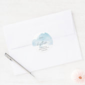Minimale blauwe hemel jongen doop ronde sticker (Envelop)
