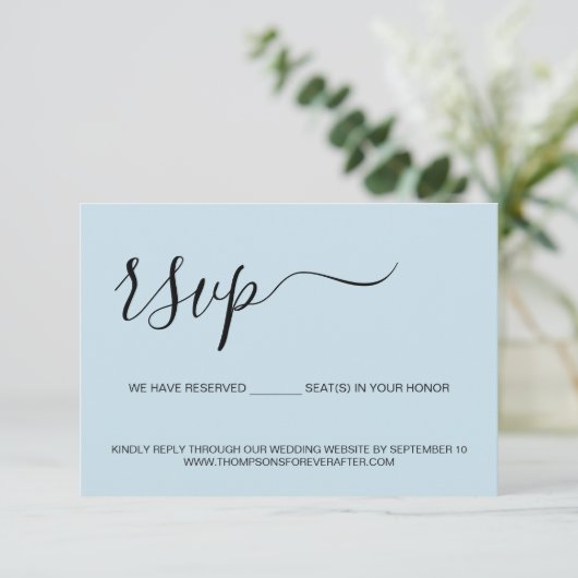 Minimale blauwe script Gereserveerde Zitplaats Wed RSVP Kaartje (Staand voorkant)