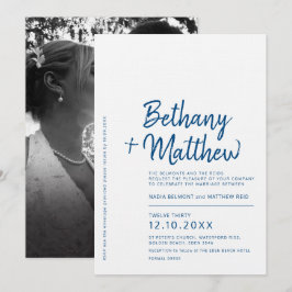 Minimale blauwe witte kalligrafiescript bruiloft kaart