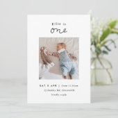 Minimale Blue Gingham Foto 1st Birthday Invite Kaart (Staand voorkant)