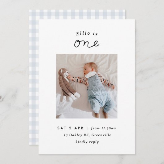Minimale Blue Gingham Foto 1st Birthday Invite Kaart (Voorkant / Achterkant)