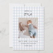 Minimale Blue Gingham Foto 1st Birthday Uitnodigin Kaart (Voorkant)