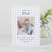 Minimale Blue Gingham Foto 1st Birthday Uitnodigin Kaart (Staand voorkant)