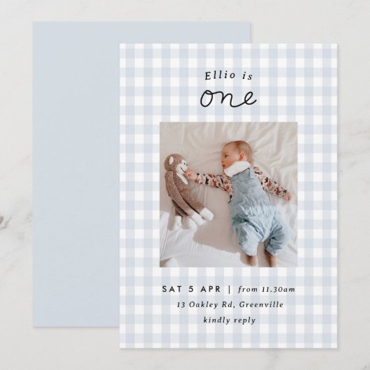 Minimale Blue Gingham Foto 1st Birthday Uitnodigin Kaart (Voorkant / Achterkant)