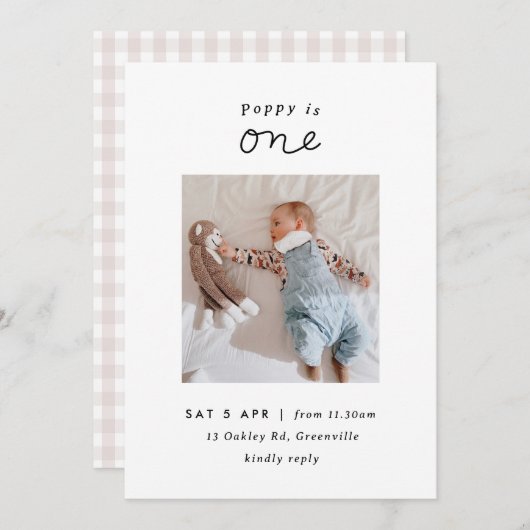 Minimale Blush Gingham Foto 1st Birthday Invite Kaart (Voorkant / Achterkant)