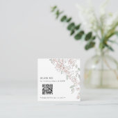 Minimale Blush Roze Bloemencode QR Code Trouw-RSVP Informatiekaartje (Staand voorkant)