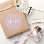 Minimale blush roze Monogram Script Wedding Ronde Sticker<br><div class="desc">Verhoog uw huwelijksdetails met de Minimalist Monogram Script Custom Wedding Date Sticker. Deze elegante en gepersonaliseerde sticker voegt een vleugje sophisticatie toe aan uw huwelijksbriefpapier, zodat u uw monogram en trouwdatum op een eenvoudige maar impactvolle manier kunt laten zien. Wit typografisch script op blush pink. De sticker heeft een minimalistisch...</div>