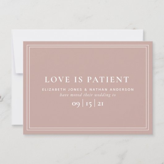Minimale Blush Verandering Van Datum Huwelijk Uits Save The Date (Voorkant)