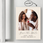Minimale Boho Photo Arch Beige Bewaar de datum Magnetische Uitnodiging<br><div class="desc">Deze eenvoudige,  minimalistische boho Save the Date-magneetkaart heeft een boogvormige foto boven de woorden "Save the Date" in een elegant wit handschrift,  gevolgd door de namen van het paar,  de trouwdatum en de stad in een schreefloos lettertype op een beige achtergrond.</div>