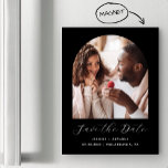 Minimale Boho Photo Arch Black Bewaar de datum Magnetische Uitnodiging<br><div class="desc">Deze eenvoudige,  minimalistische boho Save the Date-magneetkaart heeft een boogvormige foto boven de woorden "Save the Date" in een elegant wit handschrift,  gevolgd door de namen van het paar,  de trouwdatum en de stad in een schreefloos lettertype op een zwarte achtergrond.</div>