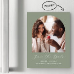 Minimale Boho Photo Arch Sage Green Save the Date Magnetische Uitnodiging<br><div class="desc">Deze eenvoudige,  minimalistische boho Save the Date-magneetkaart heeft een boogvormige foto boven de woorden "Save the Date" in een elegant wit handschrift,  gevolgd door de namen van het paar,  de trouwdatum en de stad in een schreefloos lettertype op een groene achtergrond.</div>