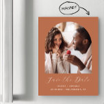 Minimale Boho Photo Arch Terracotta Bewaar de datu Magnetische Uitnodiging<br><div class="desc">Deze eenvoudige,  minimalistische boho Save the Date magnetische kaart is voorzien van een boogvormige foto boven de woorden "Save the Date" in elegant wit handschrift,  gevolgd door de namen van het paar,  de trouwdatum en de stad in sans serif lettertype op een terracotta achtergrond.</div>