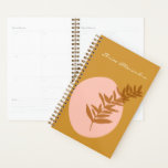 Minimale botanische kunst in geel gepersonaliseerd planner<br><div class="desc">Deze stijlvolle ontwerper heeft een minimalistische botanische illustratie in een prachtige herfstschaduw van mosterdgeel op een abstracte achtergrond in een wazige roze kleur. Pas het aan met jouw naam. Geweldig cadeauidee!</div>