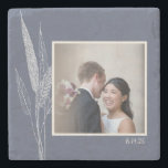 Minimale botanische marineblauwfoto op maat stenen onderzetter<br><div class="desc">Het mooie en stijlvolle onderzetter van deze aangepaste steen is voorzien van uw foto en tekst op een minimalistische botanische illustratie in blauw van de marine. Geweldig voor verjaardagsfeestjes.</div>