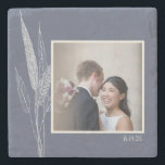 Minimale botanische marineblauwfoto op maat stenen onderzetter<br><div class="desc">Het mooie en stijlvolle onderzetter van deze aangepaste steen is voorzien van uw foto en tekst op een minimalistische botanische illustratie in blauw van de marine. Geweldig voor verjaardagsfeestjes.</div>