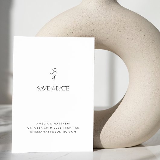 Minimale botanische trekbruiloft met witte flora save the date