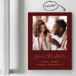 Minimale Bourgogne Red Gold-foto Bewaar de datum Magnetische Uitnodiging<br><div class="desc">Deze eenvoudige,  minimalistische magnetische uitnodiging voor Save the Date bevat een vierkante foto boven de woorden "Save the Date" in elegant goudkleurig handschrift,  gevolgd door de namen van het paar,  de trouwdatum en de stad in sans serif-lettertype op een bordeauxrode achtergrond.</div>