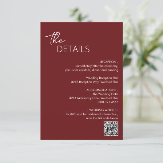 Minimale Bourgondische QR-code Moderne bruiloft Informatiekaartje (Staand voorkant)