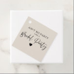 Minimale Calligrafie Bridal Party Bedankjes Labels<br><div class="desc">Het ontwerp is voorzien van een modern dun kalligrafiescript met de uitdrukking Ain't No Party Like a Bridal Party op een latte crème achtergrond. Ideaal voor vrijgezellenfeest en bruidsfeest voor de bruid te zijn.</div>