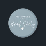 Minimale Calligrafie Bridal Party Magneet<br><div class="desc">Het ontwerp kenmerkt een modern dun kalligrafiekmanuscript met de uitdrukking geen Partij als een Partij van de Bridal op een gedempte wolkenblauwe kleurenachtergrond. Ideaal voor een vrijgezellenfeest en bridal party om de bruid te zijn.</div>