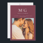 Minimale Chic | Monogram Foto Save the Date<br><div class="desc">Minimale Chic | Monogram Foto Save the Date - is een moderne, chique aankondiging/uitnodiging met een foto van de bruid en bruidegom, en het monogram van de bruid en bruidegom/beginletters. Perfect voor het bruidspaar dat houdt van de minimalistische stijl. Getoond in merlot (burgundy), maar u kunt eenvoudig de achtergrondkleur wijzigen...</div>