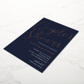 Minimale Chic Script Navy Blauwe Koppel Shower Folie Uitnodiging (Gedraaid)