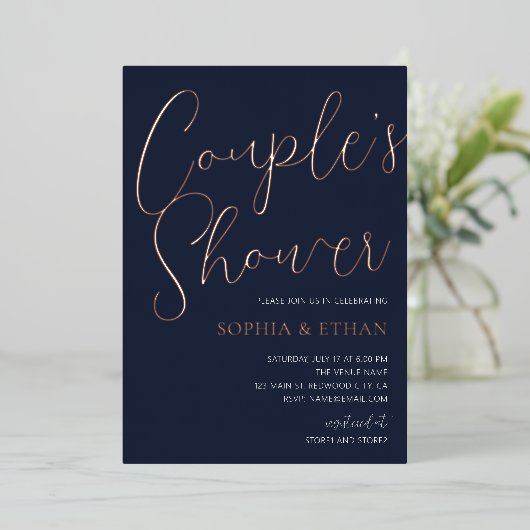 Minimale Chic Script Navy Blue Couples Shower Folie Uitnodiging (Staand Voorkant)