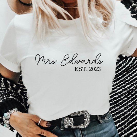 Minimale cursieve Mrs Custom Last Name Wedding Gif T-shirt
